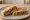 Héjiān Lǘ Ròu Huǒshāo (河间驴肉火烧): an illustration of the sandwich.