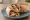Kotopoulo sti Schara se Pita: an illustration of chicken on pita.