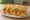 Po'Boy (ポーボーイ): an illustration of shrimp, lettuce, tomato, pickle and more on baguette.