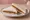 Sándwich de Miga de Dulce de Leche: an illustration of butter on white bread.