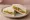 Sándwich de Miga de Lechuga y Tomate: an illustration of lettuce, tomato, butter and mayonnaise on white bread.