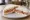 Sándwich de Salmón: an illustration of salmon, cream cheese, dill and lemon on white bread.