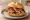 Schweinshaxe Brötchen: an illustration of pork and gravy.