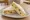 Tramezzino Pollo e Curry: an illustration of chicken, mayonnaise, curry powder and raisins on white bread.