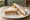 Tramezzino Prosciutto e Carciofini: an illustration of prosciutto, artichoke, olive oil and mayonnaise on white bread.