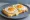 Uitsmijter Kaas: an illustration of cheese, egg and butter.